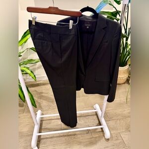 Ann Taylor Black Jacket And Straight Leg Pant Suit, Size 4, Excellent Cond